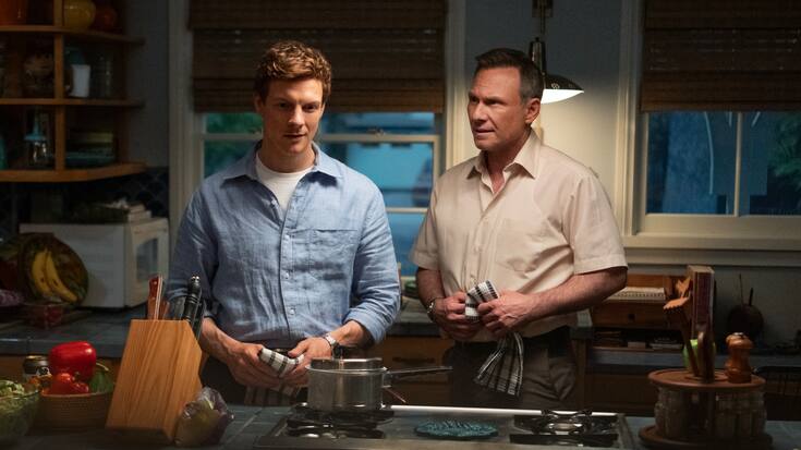 Harry (Christian Slater, r.) hilft Sohn Dexter (Patrick Gibson), seine Triebe zu kontrollieren.