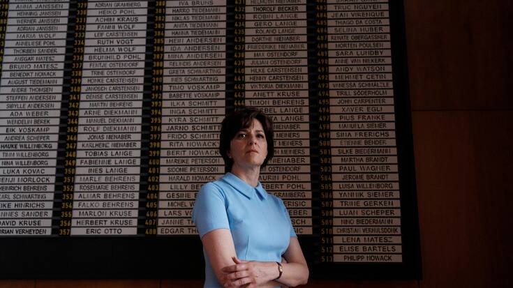 Wer muss  über die Klippe springen? Die Inselchefin Beatrice (Martina Gedeck) lässt abstimmen.