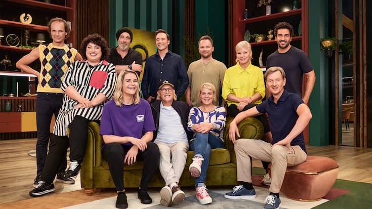 Olaf Schubert, Torsten Sträter, Bully Herbig, Ralf Schmitz, Ina Müller, Elias M’Barek (hinten v. l.) ; Meltem Kaptan, Hazel Brugger, Otto Waalkes, Mirja Boes, Michael Kessler (vorne v. l).