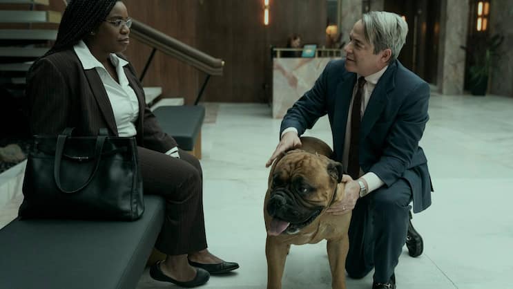 Cop Edie (Uzo Aduba, l.) ermittelt gegen Richard Sackler (Matthew Broderick).
