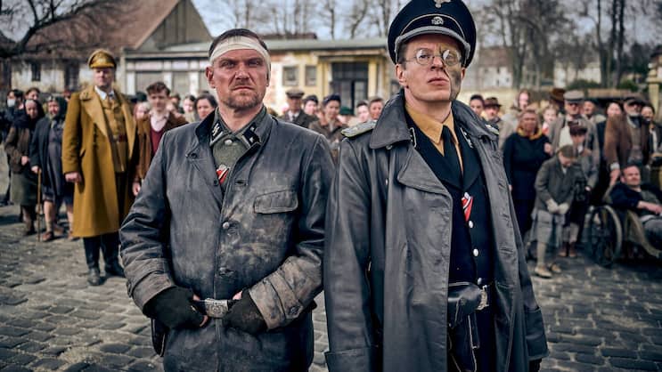 Der maskierte SS-Führer von Starnfeld (Alexander Scheer, r.) ist ein Sadist.