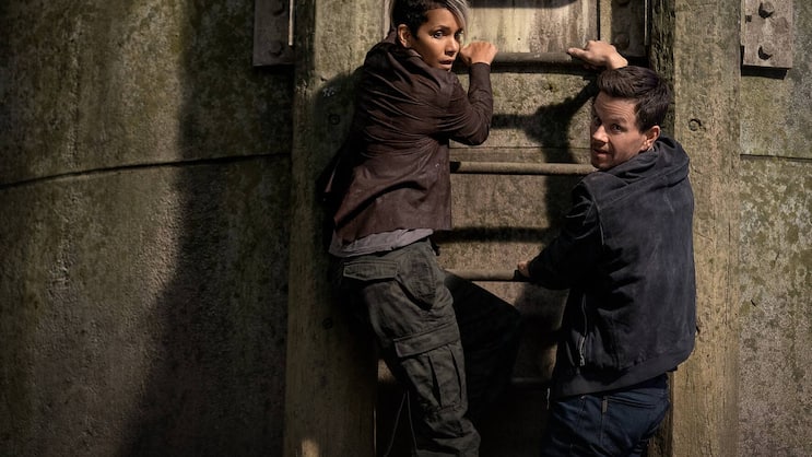 Roxanne (Halle Berry) lässt Mike (Mark Wahlberg) nicht hängen.
