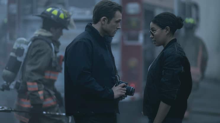 Brandermittler Dave (Taron Egerton) und Cop Michelle (Jurnee Smollett) auf Spurensuche nach dem Feuer.