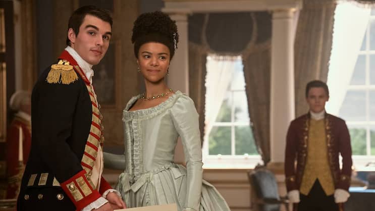 «Königin Charlotte: Eine Bridgerton-Geschichte» auf Netflix mit India Amarteifio als junge Charlotte und Corey Mylchreest als junger König George.