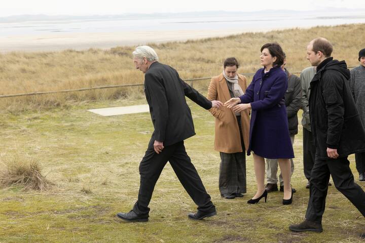 Ein Kind wurde geboren, daher muss jemand sterben. Der Opa des Babys springt freiwillig.