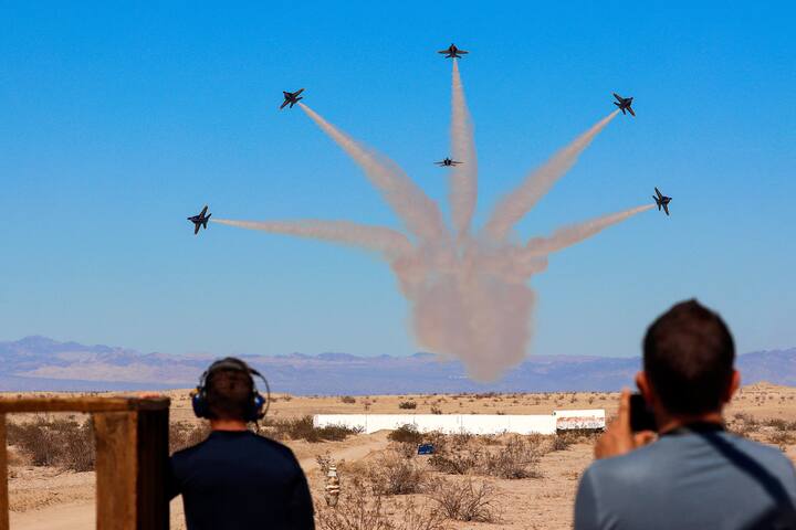 Die Kunstflugstaffel der US- Navy fasziniert mit ihren Manövern das Publikum.