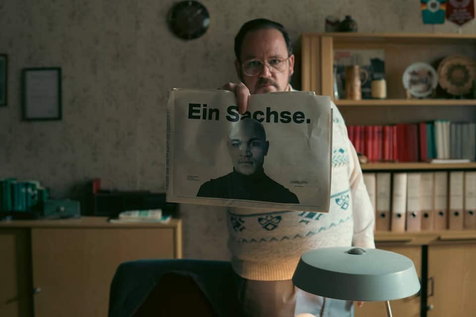 L to R: Schmidt (Chef) (Andreas Enke) in Sam: A Saxon.